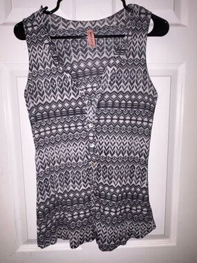Sleeveless Button-Front Geometric Print Top - Gray/White
